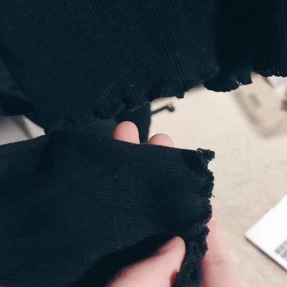 Forever 21 Black V-Neck Crop Lettuce Edge Top - Picture 4 of 4